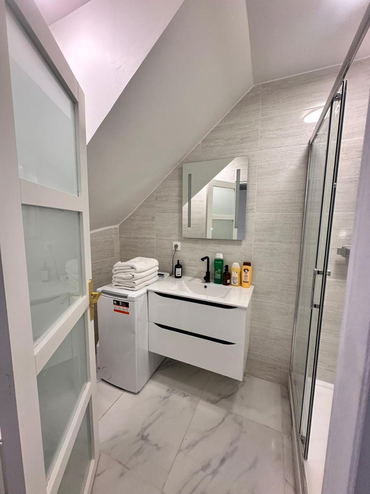 Appartement Calme Moderne Proche De Disneyland Wifi & Cafe Gratuit & Arrivee Autonome Bussy-Saint-Georges Bagian luar foto