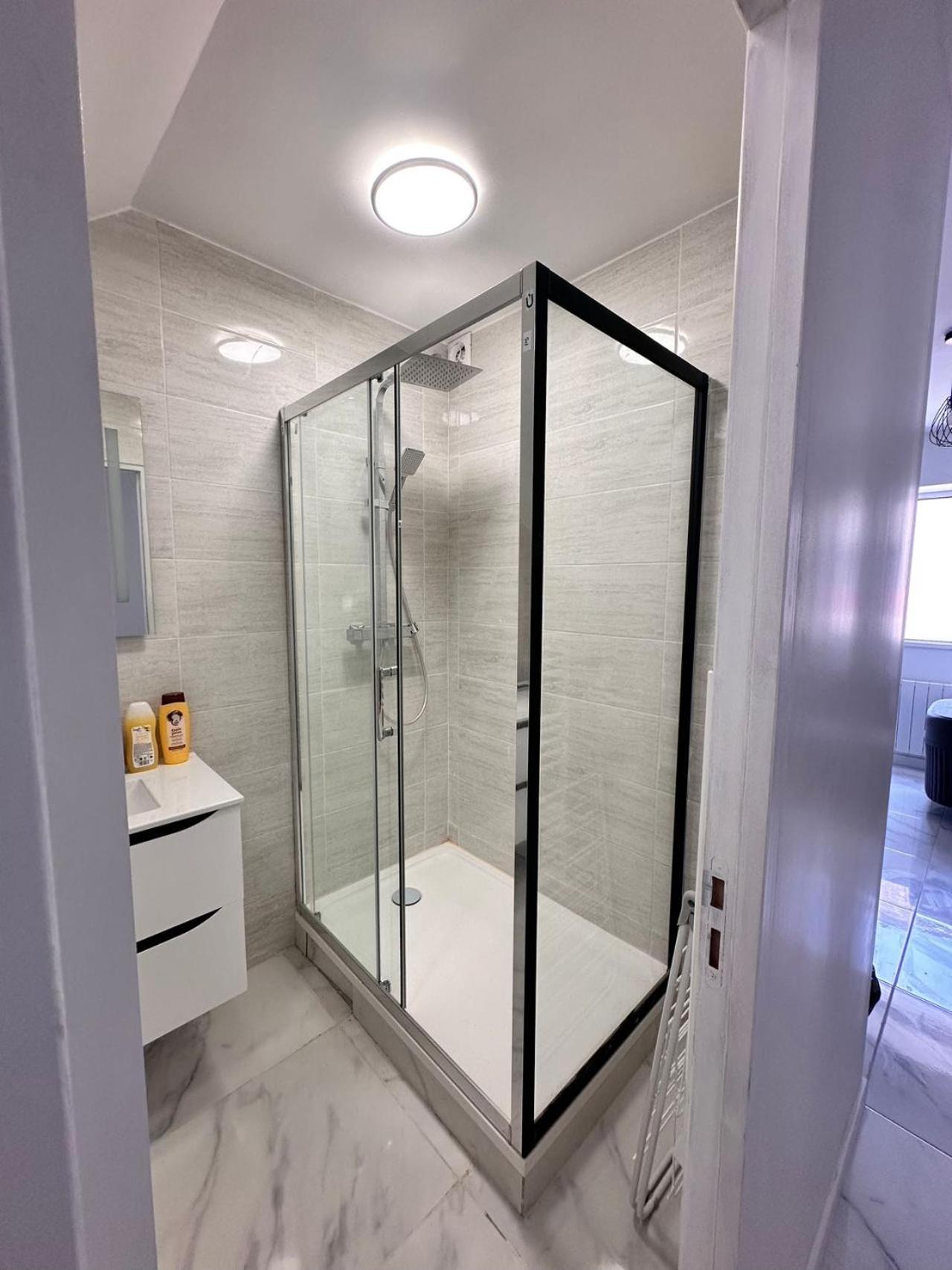 Appartement Calme Moderne Proche De Disneyland Wifi & Cafe Gratuit & Arrivee Autonome Bussy-Saint-Georges Bagian luar foto
