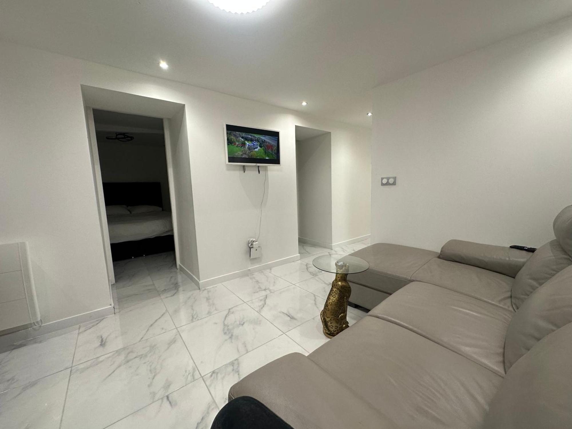 Appartement Calme Moderne Proche De Disneyland Wifi & Cafe Gratuit & Arrivee Autonome Bussy-Saint-Georges Bagian luar foto